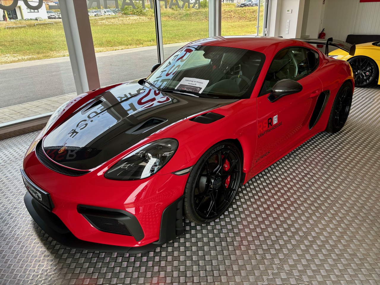 Porsche Cayman GT4 RS